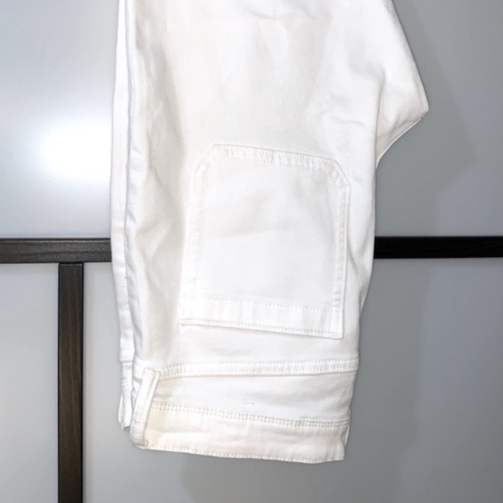 GAP Flare Jeans in White  Denim w Accent Front Pockets